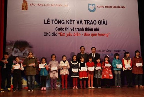 Acara penyampaian hadiah Kontes melukis di kalangan anak “Aku mencintai laut dan pulau kampung halaman"